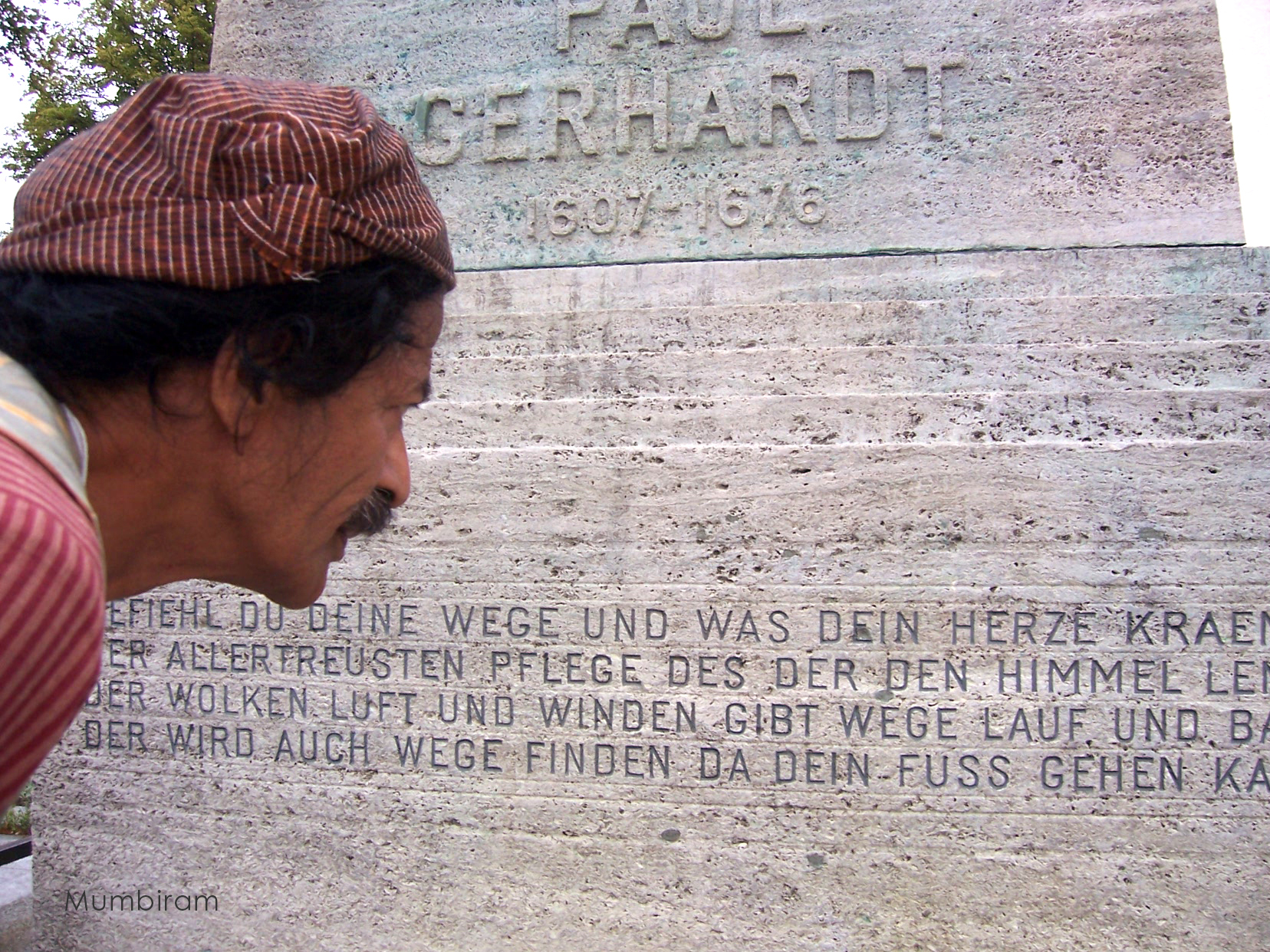 Mumbiram am Sockel des Paul Gerhardt Denkmals in Lübben, 2011, (Foto privat)