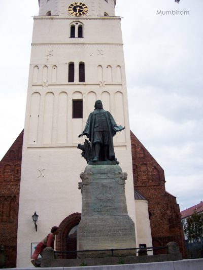 Mumbiram an der Paul-Gerhardt-Kirche Lübben, 2011, (Foto privat)